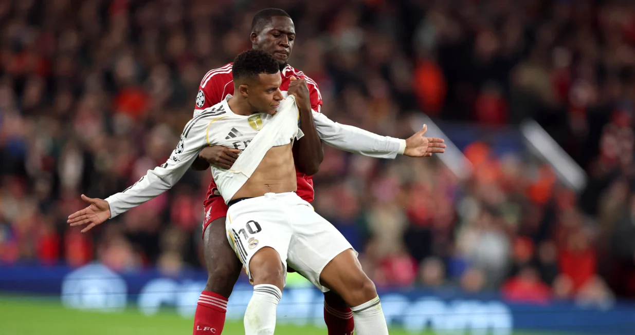 Soccer Football - UEFA Champions League - Liverpool v Real Madrid - Anfield, Liverpool, Britain - November 4, 2025 Real Madrid's Kylian Mbappe in action with Liverpool's Ibrahima Konate REUTERS/Phil Noble/Foto: Phil Noble