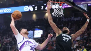 Nov 10, 2025; Salt Lake City, Utah, USA; Utah Jazz center Jusuf Nurkic (30) goes to the basket against Minnesota Timberwolves center Rudy Gobert (27) during the first quarter at Delta Center. Mandatory Credit: Rob Gray-Imagn Images/Foto: Rob Gray