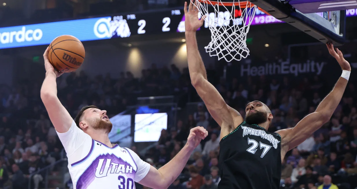 Nov 10, 2025; Salt Lake City, Utah, USA; Utah Jazz center Jusuf Nurkic (30) goes to the basket against Minnesota Timberwolves center Rudy Gobert (27) during the first quarter at Delta Center. Mandatory Credit: Rob Gray-Imagn Images/Foto: Rob Gray