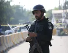 ISLAMABAD, PAKISTAN - 11. NOVEMBAR: Sigurnosne snage poduzimaju mjere na mjestu dogaД'aja gdje je najmanje 12 osoba poginulo, a nekoliko povrijeД'eno u eksploziji ispred sudskog kompleksa u glavnom gradu Pakistana, Islamabadu, 11. novembra 2025. godine. Eksplozija se dogodila na parkingu sudskog kompleksa. Sigurnosni izvori rekli su Anadolu da su tijela 12 Еѕrtava prevezena u lokalnu bolnicu, a 21 osoba je prebaДЌena na hitnu medicinsku pomoД‡. (Muhammed Semih UДџurlu - Anadolu Agency)/
