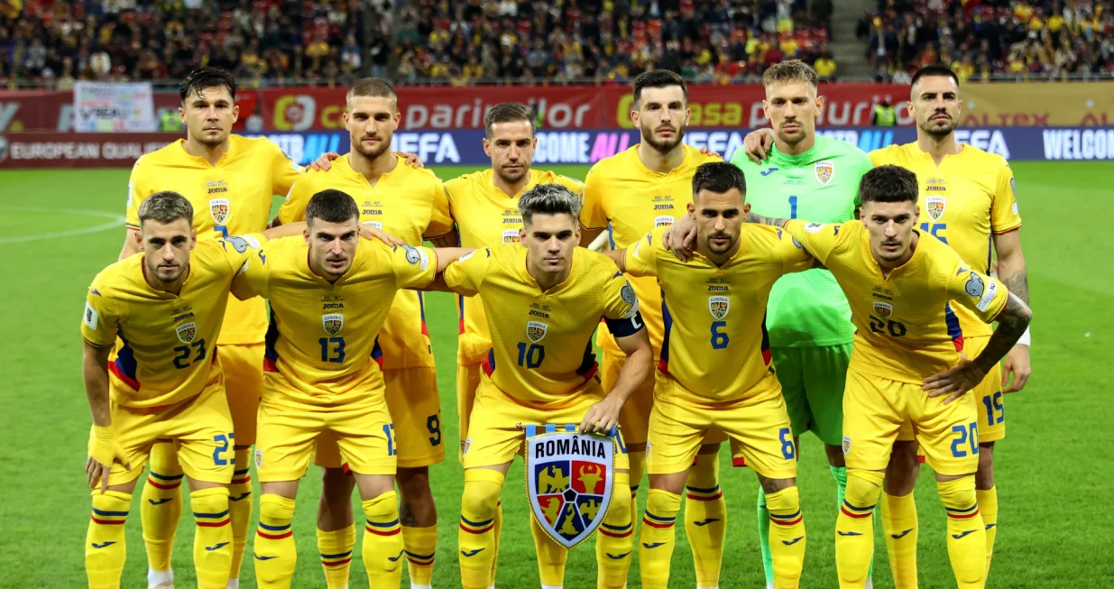 Soccer Football - FIFA World Cup - UEFA Qualifiers - Group H - Romania v Austria - Arena Nationala, Bucharest, Romania - October 12, 2025 Romania players pose for a team group photo before the match Inquam Photos via REUTERS/Bogdan Buda ROMANIA OUT. NO COMMERCIAL OR EDITORIAL SALES IN ROMANIA. THIS IMAGE HAS BEEN SUPPLIED BY A THIRD PARTY./Foto: Bogdan Buda