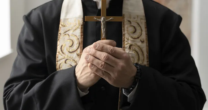 katolički sveštenik, ilustrcija/Freepik