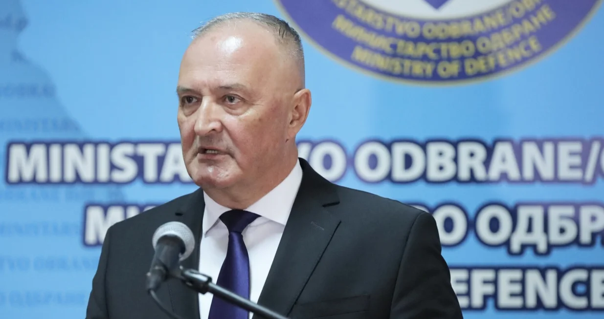 Pres-konferencija ministra odbrane Bosne i Hercegovine Zukana Heleza u vezi s događajem obilježavanja godišnjice 3. pješadijskog (Republika Srpska) puka Oružanih snaga BiH/Senad Gubelić