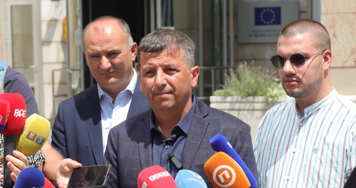 Lider Liste za pravdu i red Nebojša Vukanović pres ispred zgrade Delegacije Evropske unije u Bosni i Hercegovini/Senad Gubelić