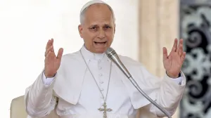 VATIKAN, 17. SEPTEMBAR: Papa Lav XIV pozdravlja vjernike po dolasku na svoju sedmičnu opću audijenciju na Trgu Svetog Petra u Vatikanu, 17. septembra 2025. (Riccardo De Luca - Anadolu Agency)/