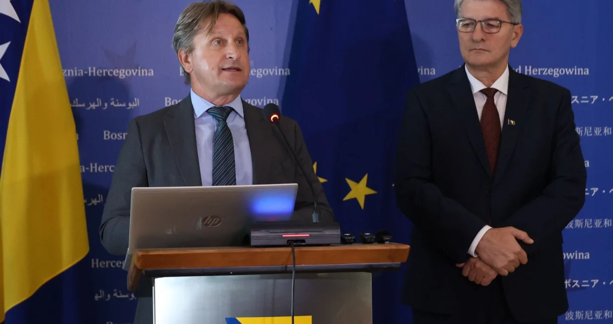 Jasmin Emrić i Šemsudin Mehmedović, konferencija za novinare, 30. septembar 2025./Fena