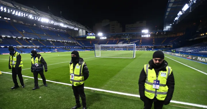 epa09668368 Stewards line up in front of the pitch ahead of the English Carabao Cup semi final, 1st leg match between Chelsea FC and Tottenham Hotspur in London, Britain, 05 January 2022. EPA/ANDY RAIN EDITORIAL USE ONLY. No use with unauthorized audio, video, data, fixture lists, club/league logos or 'live' services. Online in-match use limited to 120 images, no video emulation. No use in betting, games or single club/league/player publications/Foto: Andy Rain
