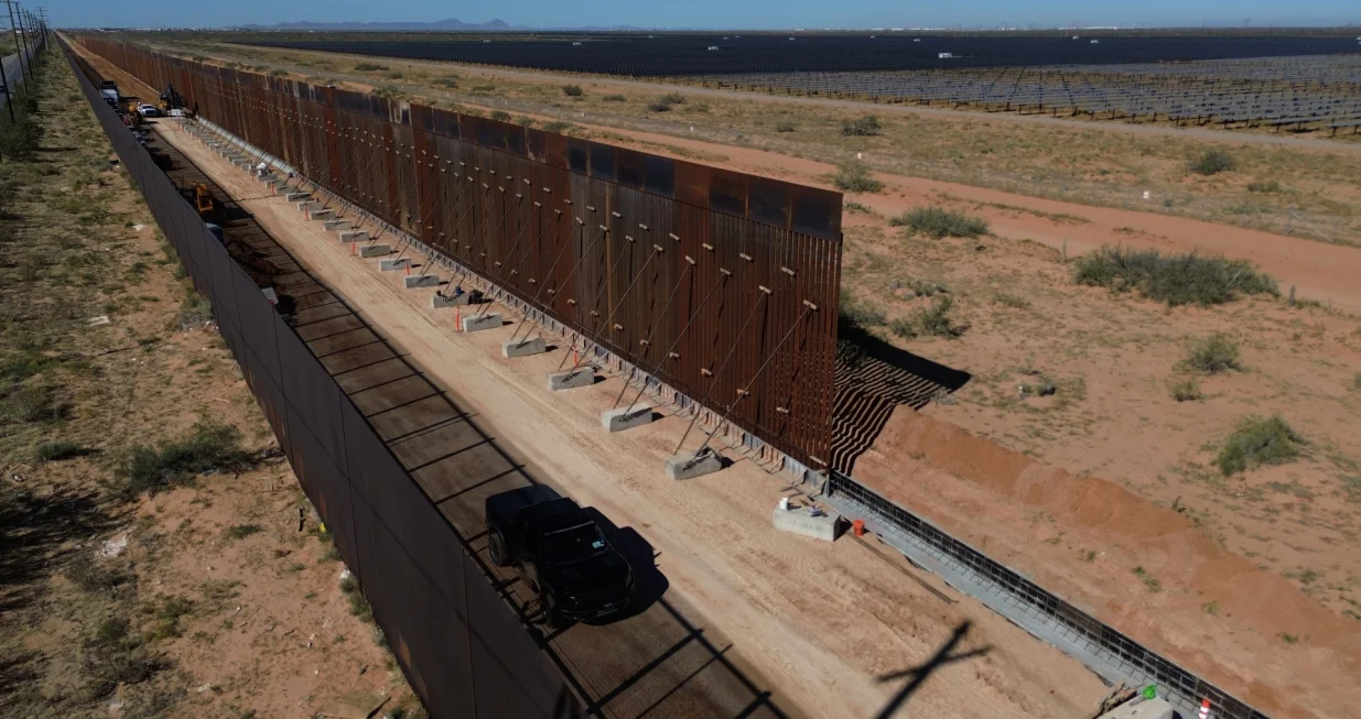 CIUDAD JUAREZ, MEKSIKO - 12. NOVEMBAR: Snimak iz zraka novog sekundarnog graniДЌnog zida dugog 9,6 kilometara izmeД'u pustinje Santa Teresa u juЕѕnom Novom Meksiku i Ciudad Juareza u Chihuahui, 12. novembra 2025. Radnici su postavili ДЌeliДЌne dijelove stupiД‡a u podruДЌju koje vlasti opisuju kao srediЕЎte za krijumДЌarenje i spaЕЎavanje migranata. (Christian Torres - Anadolu Agency)/