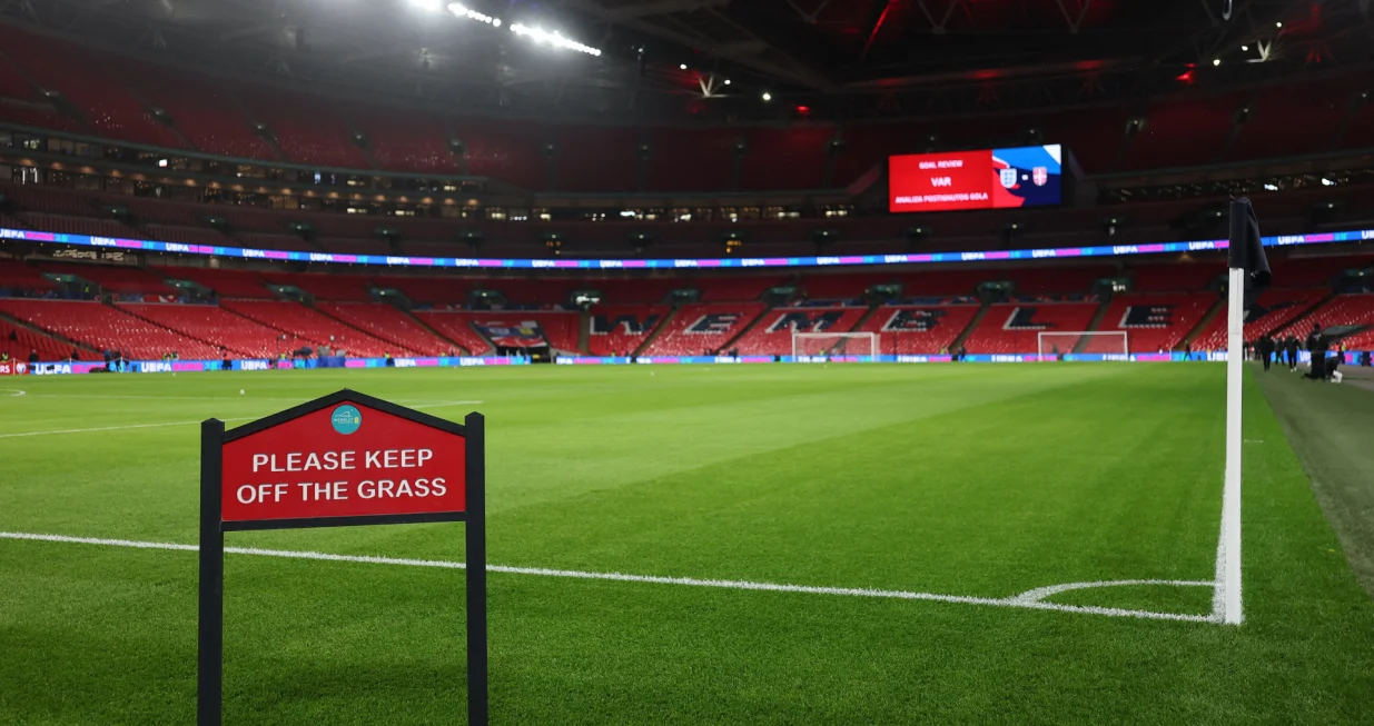 Soccer Football - World Cup - UEFA Qualifiers - Group K - England v Serbia - Wembley Stadium, London, Britain - November 13, 2025 A keep of the grass sign is pictured inside the stadium before the match REUTERS/Toby Melville/Foto: Toby Melville