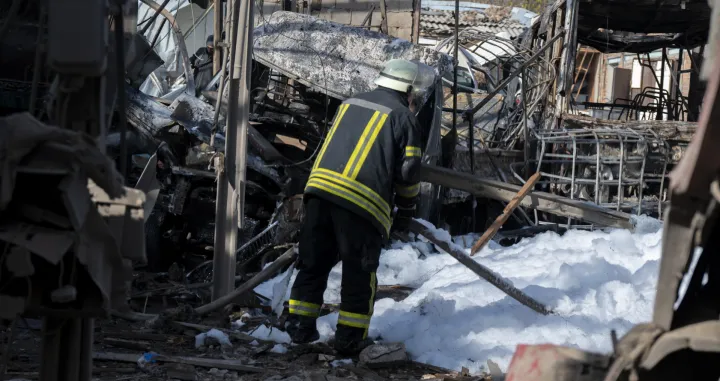 HARKIV, UKRAJINA - 24. OKTOBAR: Vatrogasci, tehniДЌari za eksplozivna sredstva (u vojnim uniformama) i policajci rade na lokacijama civilnog industrijskog preduzeД‡a i auto depoa nakon ЕЎto su ruske snage napale Harkiv, Ukrajina, 24. oktobra 2025. ДЊetiri bombe pogodile su teritoriju civilnog industrijskog preduzeД‡a, a jedna auto depo. Deset osoba je povrijeД'eno u prostorijama auto depoa. (Serhii Masin - Anadolu Agency)/