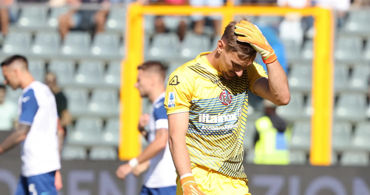 epa10191721 Cremonese's goalkeeper Ionut Radu reacts during the Italian Serie A soccer match between US Cremonese and SS Lazio in Cremona, Italy, 18 September 2022. EPA/SIMONE VENEZIA/Foto: Simone Venezia