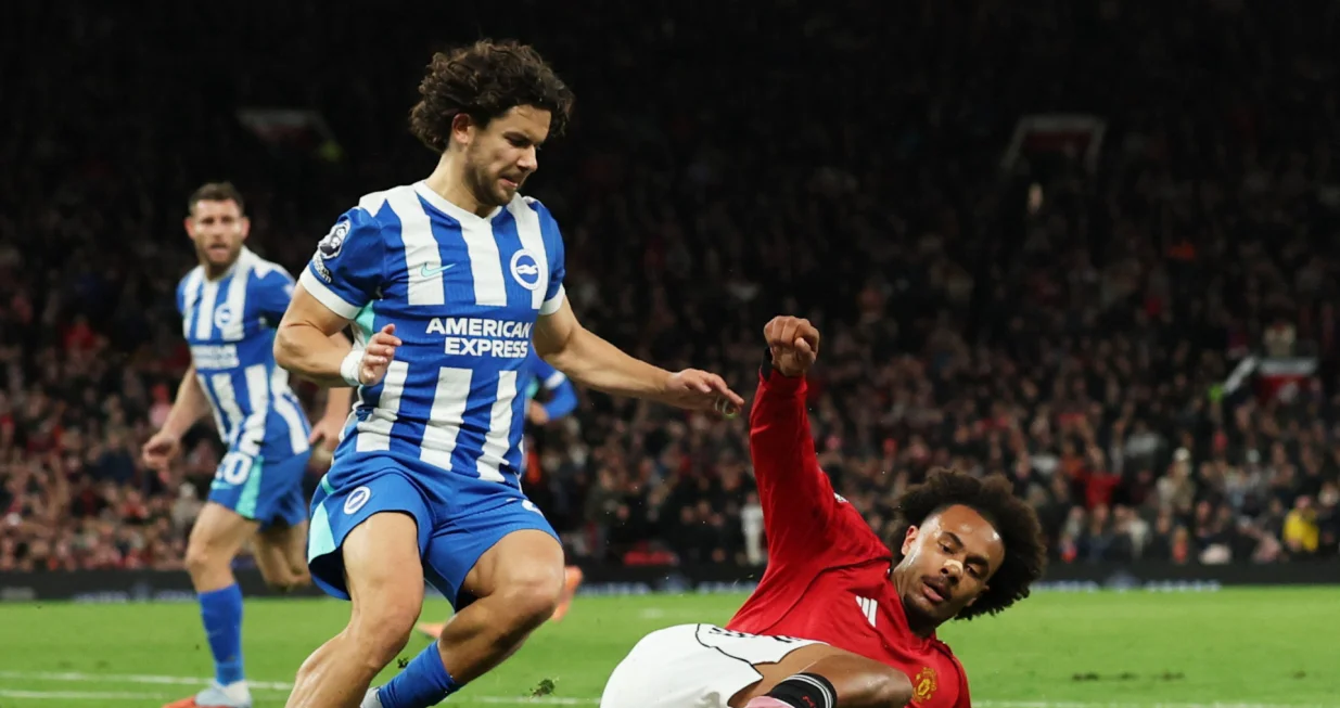 Soccer Football - Premier League - Manchester United v Brighton & Hove Albion - Old Trafford, Manchester, Britain - October 25, 2025 Manchester United's Joshua Zirkzee in action with Brighton & Hove Albion's Ferdi Kadioglu REUTERS/Phil Noble EDITORIAL USE ONLY. NO USE WITH UNAUTHORIZED AUDIO, VIDEO, DATA, FIXTURE LISTS, CLUB/LEAGUE LOGOS OR 'LIVE' SERVICES. ONLINE IN-MATCH USE LIMITED TO 120 IMAGES, NO VIDEO EMULATION. NO USE IN BETTING, GAMES OR SINGLE CLUB/LEAGUE/PLAYER PUBLICATIONS. PLEASE CONTACT YOUR ACCOUNT REPRESENTATIVE FOR FURTHER DETAILS../Foto: Phil Noble