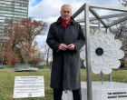 Ambasador Lagumdžija pored Cvijeta Srebrenice ispred zgrade UN-a/
