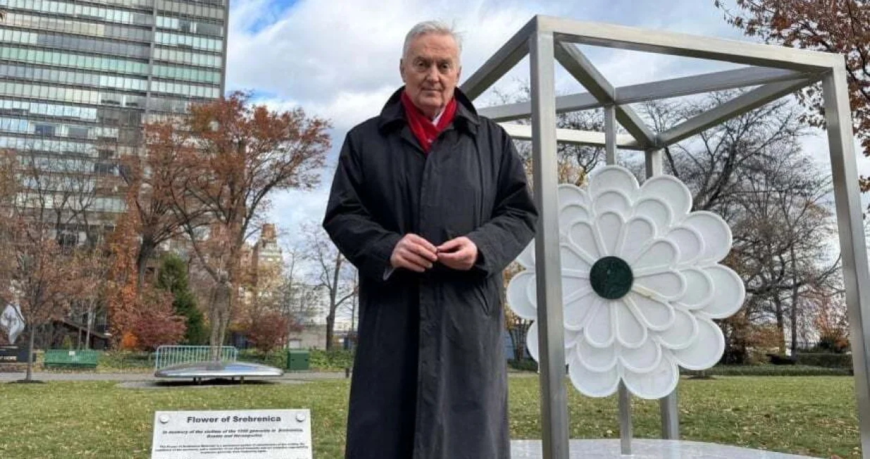 Ambasador Lagumdžija pored Cvijeta Srebrenice ispred zgrade UN-a/