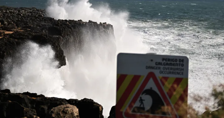 LISBON, PORTUGAL - NOVEMBER 15: Waves break along the coast of Lisbon as the ocean is agitated by wind and waves at during depression "Claudia" on November 15, 2025 in Cascias, Portugal. Roads blocked, trains stopped, and some districts being on high alert in the country due to meteorological conditions caused by depression "Claudia". Meteorologists predict that the bad weather will continue over the next few days in continental Portugal. (Zed Jameson - Anadolu Agency)/