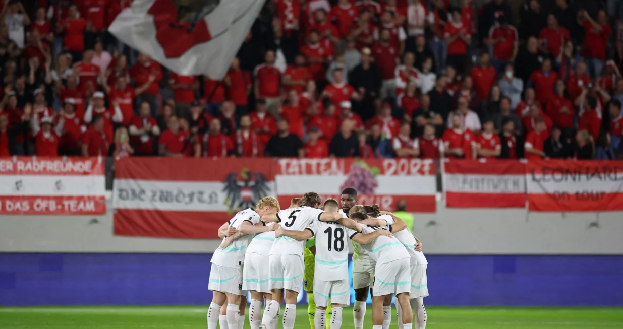 Soccer Football - FIFA World Cup - UEFA Qualifiers - Group H - Cyprus v Austria - Alphamega Stadium, Limassol, Cyprus - November 15, 2025 Austria players huddle before the match REUTERS/Yiannis Kourtoglou/Foto: Yiannis Kourtoglou