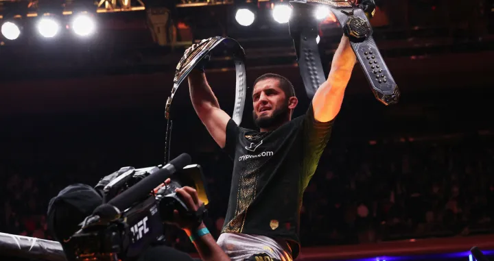 Nov 15, 2025; New York, NY, UNITED STATES; Islam Makhachev (blue gloves) celebrates after defeating Jack Della Maddalena (not pictured) by unanimous decision in the welterweight championship bout during UFC 322 at Madison Square Garden. Mandatory Credit: Ed Mulholland-Imagn Images/Foto: Ed Mulholland