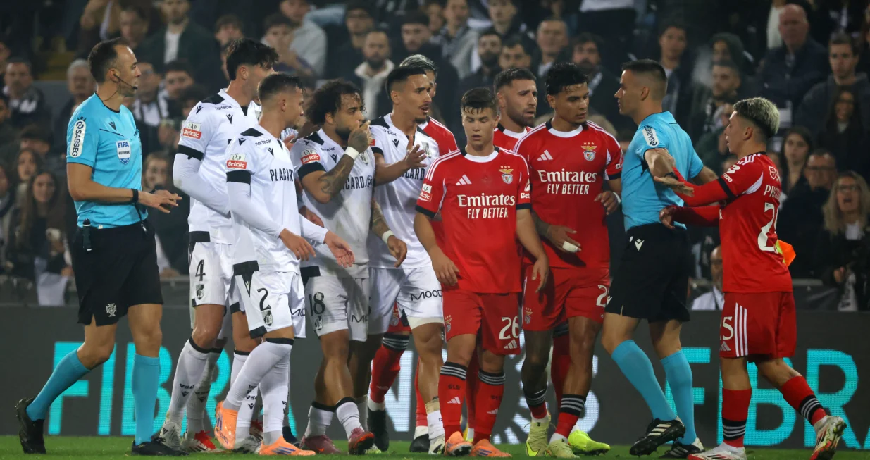 Soccer Football - Primeira Liga - Vitoria Guimaraes v Benfica - Estadio D. Afonso Henriques, Guimaraes, Portugal - November 1, 2025 Benfica's Gianluca Prestianni remonstrates with an assistant referee as teammates, Vitoria Guimaraes players, and referee Joao Pinheiro look on REUTERS/Rita Franca/Foto: Rita Franca