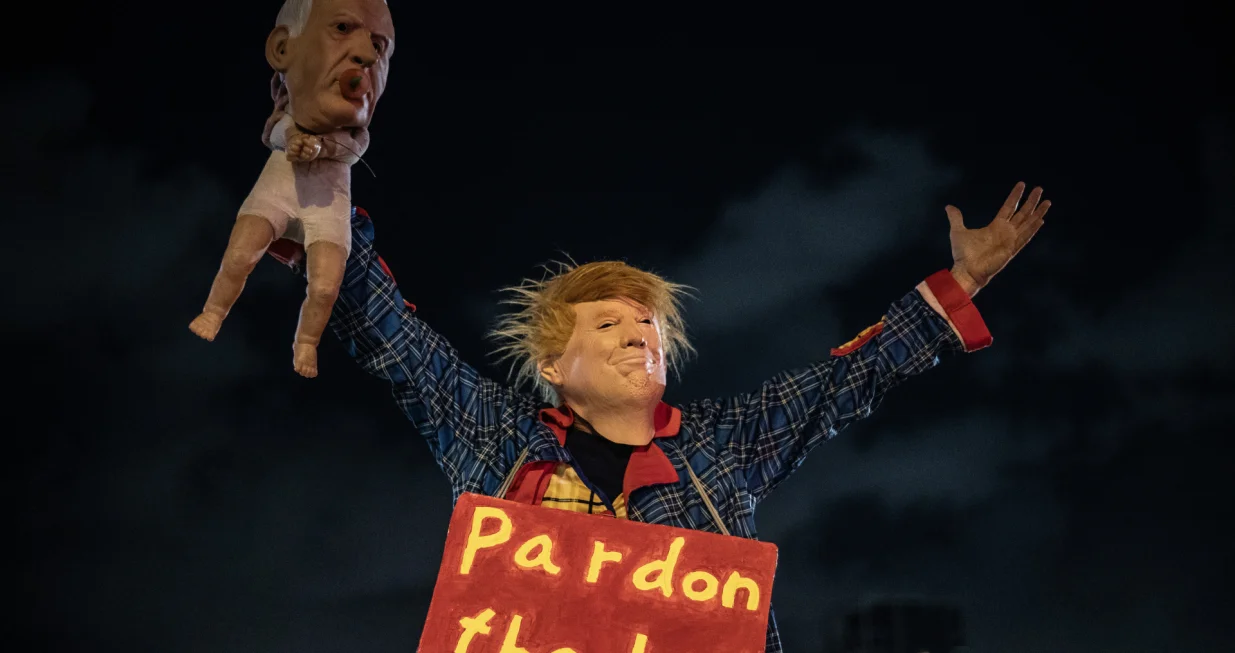 TEL AVIV, IZRAEL - 15. NOVEMBAR: Hiljade Izraelaca okupile su se u subotu naveДЌer na Trgu Habima u Tel Avivu, zahtijevajuД‡i zvaniДЌnu i nezavisnu istragu o dogaД'ajima od 7. oktobra 2023. godine.Demonstranti su kritikovali premijera Benjamina Netanyahua i izraelsku vladu zbog odbijanja formiranja nezavisne komisije koja bi utvrdila odgovornost i okolnosti napada.Okupljeni su poruДЌili da je transparentna istraga neophodna za obnovu povjerenja javnosti i odgovorno voД'enje drЕѕave. (Mostafa Alkharouf - Anadolu Agency)/