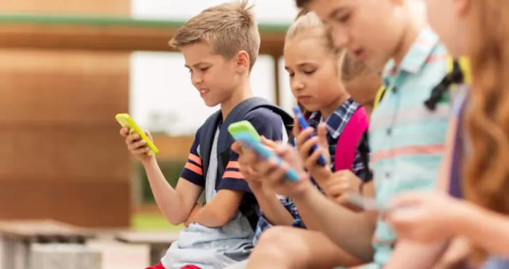 djeca i mobiteli, škola, mobiteli, zabrana mobitela u školi, /Freepik 