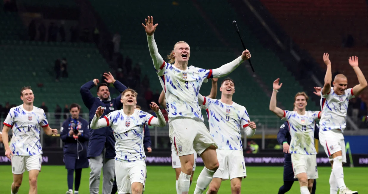 Soccer Football - World Cup - UEFA Qualifiers - Group I - Italy v Norway - San Siro, Milan, Italy - November 16, 2025 Norway's Erling Haaland and teammates celebrate after the match REUTERS/Claudia Greco  TPX IMAGES OF THE DAY/Foto: Claudia Greco