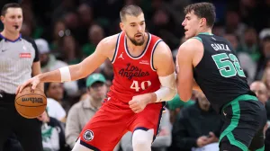 Nov 16, 2025; Boston, Massachusetts, USA; Boston Celtics forward Luka Garza (52) defends Los Angeles Clippers center Ivica Zubac (40) during the first half at TD Garden. Mandatory Credit: Paul Rutherford-Imagn Images/Foto: Paul Rutherford