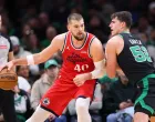 Nov 16, 2025; Boston, Massachusetts, USA; Boston Celtics forward Luka Garza (52) defends Los Angeles Clippers center Ivica Zubac (40) during the first half at TD Garden. Mandatory Credit: Paul Rutherford-Imagn Images/Foto: Paul Rutherford