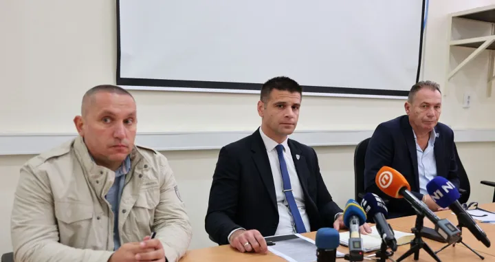 MOSTAR, 17. studenoga (FENA) – Ministarstvo unutarnjih poslova Hercegovačko-neretvanske županije održalo je danas izvanrednu press konferenciju povodom sinoćnjeg ubojstva koje se dogodilo u Mostaru.(Foto FENA/Mateo Marinović)/Mateo Marinović