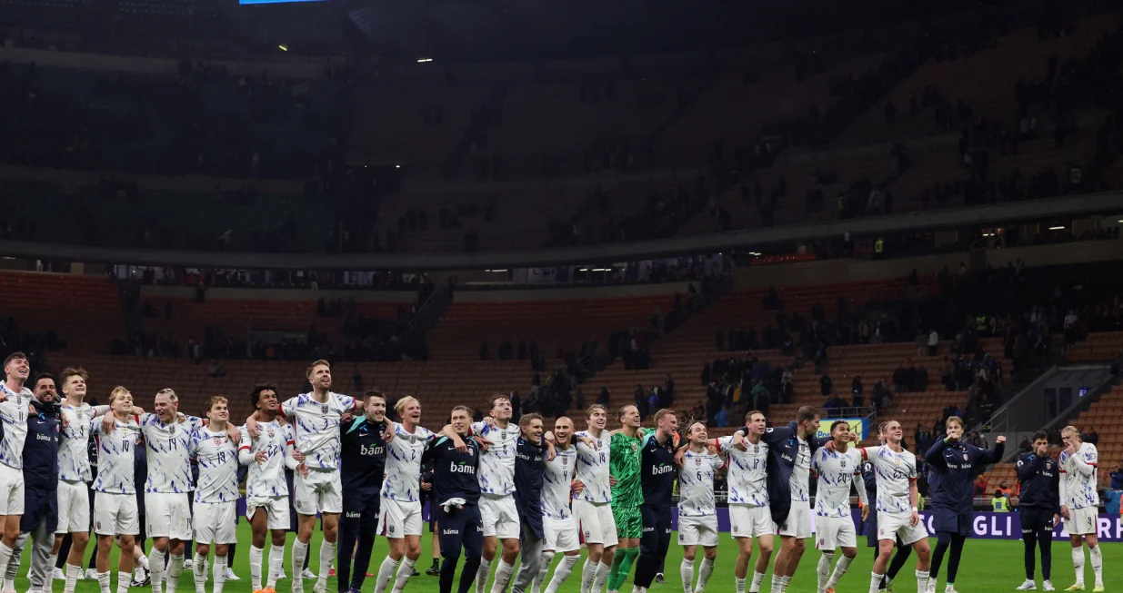Soccer Football - World Cup - UEFA Qualifiers - Group I - Italy v Norway - San Siro, Milan, Italy - November 16, 2025 Norway players celebrate after the match REUTERS/Claudia Greco/Foto: Claudia Greco