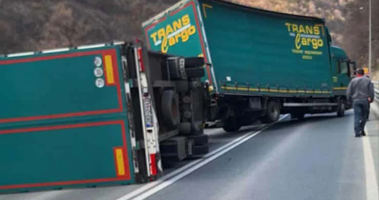 Vjetar prevrnuo prikolicu kamiona kod Vranduka, saobraćaj potpuno blokiran/Viber