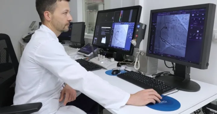 Dr. Nedim Memisević, specijalista interne medicine, subspecijalista kardiologije i internističke intenzivne medicine, te voditelj Odjeljenja kardiologije i interventne kardiologije u ASA Bolnici 2025./Foto: Asa Bolnica