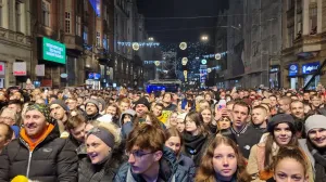 Sarajevo, BIH - 01. januar 2023.: Hiljade građana i turista uz spektakularan koncert ispred Vječne vatre u Sarajevu, gdje je upriličen javni doček, ušlo je u 2023. godinu uz spektakularan vatromet. (Nihad Ibrahimkadic - Anadolu Agency)/�