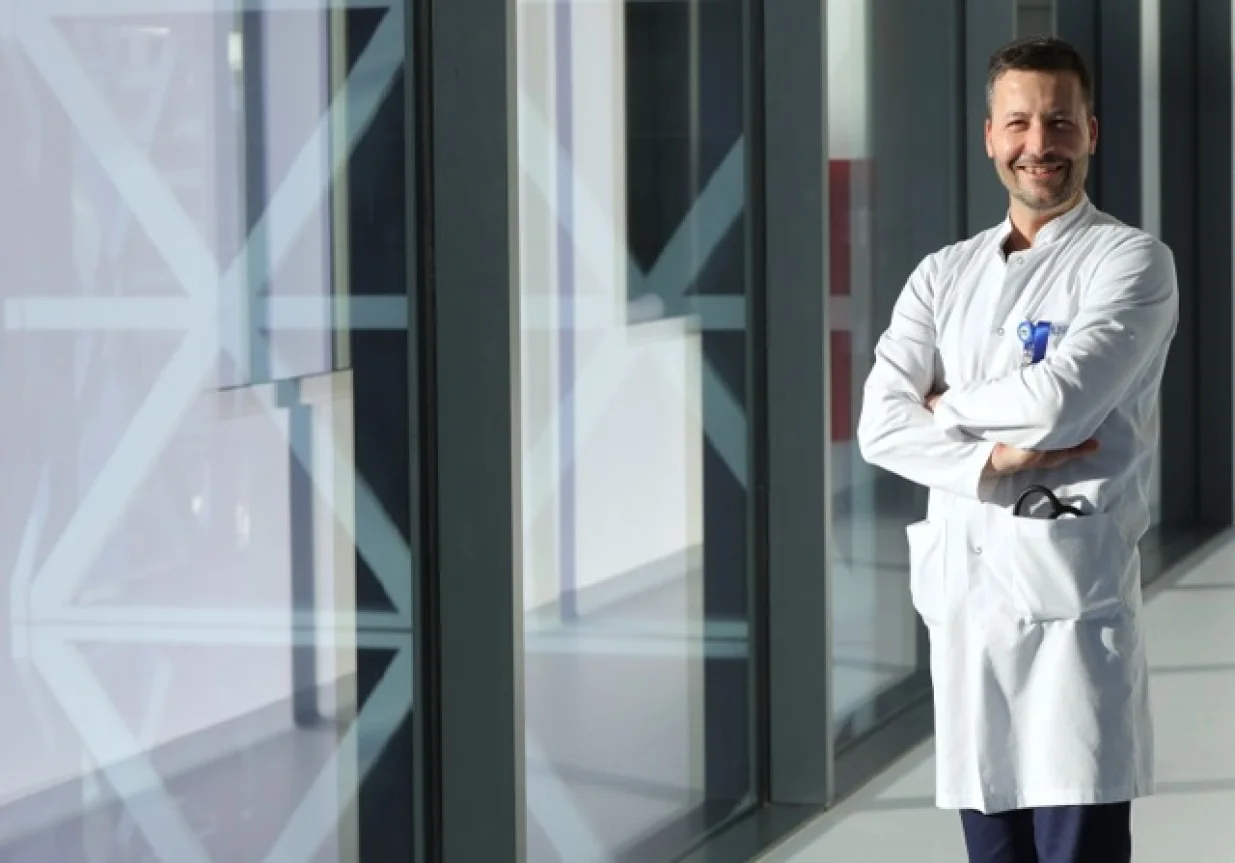 Dr. Nedim Memisević, specijalista interne medicine, subspecijalista kardiologije i internističke intenzivne medicine, te voditelj Odjeljenja kardiologije i interventne kardiologije u ASA Bolnici 2025./Foto: Asa Bolnica