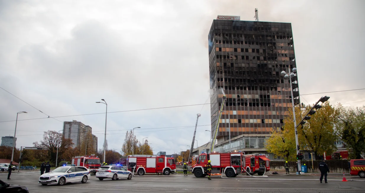 Zagreb, Hrvatska - 18. studenoga 2025:Vatrogasci završavaju gašenje požara na zgradi Vjesnika u Zagrebu, glavnom gradu Hrvatske, koja je cijelu noć gorjela (Stipe Majic - Anadolu Agency)/