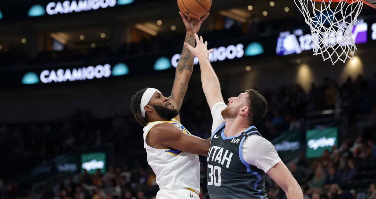 Nov 11, 2025; Salt Lake City, Utah, USA; Indiana Pacers forward Isaiah Jackson (22) shoots the ball over Utah Jazz center Jusuf Nurkic (30) during the second half at Delta Center. Mandatory Credit: Chris Nicoll-Imagn Images/Foto: Chris Nicoll