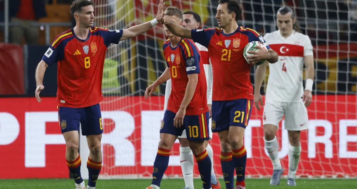 Soccer Football - FIFA World Cup - UEFA Qualifiers - Group E - Spain v Turkey - Estadio La Cartuja de Sevilla, Seville, Spain - November 18, 2025 Spain's Mikel Oyarzabal celebrates scoring their second goal with Fabian Ruiz REUTERS/Marcelo Del Pozo/Foto: Marcelo Del Pozo