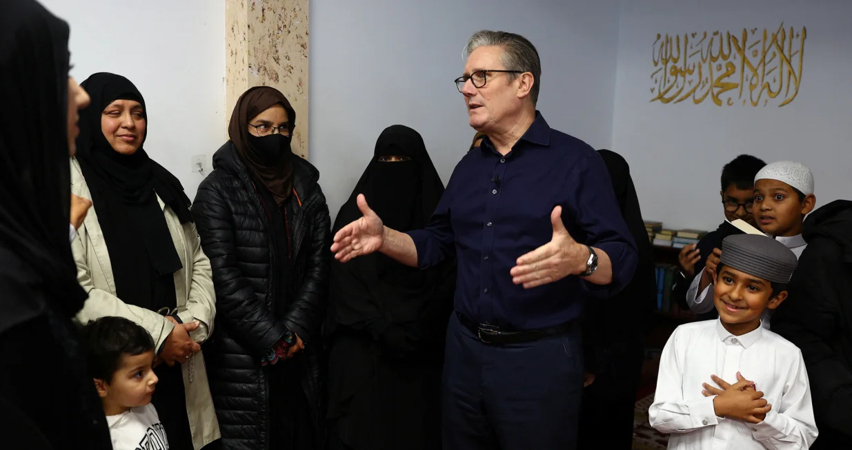 PEACEHAVEN, UNITED KINGDOM - OCTOBER 23: Prime Minister Keir Starmer visits Peacehaven Mosque on October 23, 2025 in Peacehaven, United Kingdom.  Peter Nicholls/Pool via REUTERS/Peter Nicholls