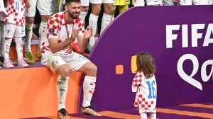 epa10370541 Bruno Petkovic of Croatia celebrates with his child after the FIFA World Cup 2022 third place soccer match between Croatia and Morocco at Khalifa International Stadium in Doha, Qatar, 17 December 2022. EPA/Georgi Licovski/Foto: Georgi Licovski