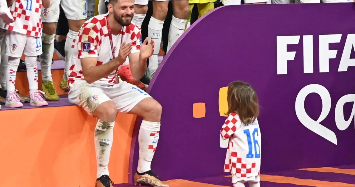epa10370541 Bruno Petkovic of Croatia celebrates with his child after the FIFA World Cup 2022 third place soccer match between Croatia and Morocco at Khalifa International Stadium in Doha, Qatar, 17 December 2022. EPA/Georgi Licovski/Foto: Georgi Licovski