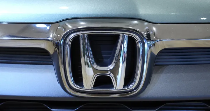 epa09943910 A Honda logo is seen on a vehicle displayed at a Honda showroom in Tokyo, Japan, 13 May 2022. Honda&#039;s consolidated sales revenue for the FY2021 ended 31 March 2022 increased by 10.5 percent from last year thanks to an increase in sales revenue in motorcycle business and financial services business operations. EPA/FRANCK ROBICHON/Franck Robichon