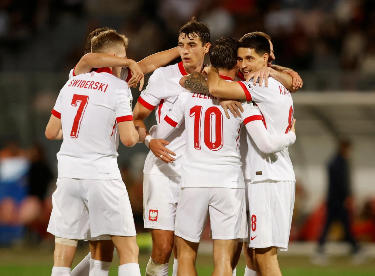 Soccer Football - World Cup - UEFA Qualifiers - Group G - Malta v Poland - National Stadium Ta' Qali, Attard, Malta - November 17, 2025 Poland's Piotr Zielinski celebrates scoring their third goal with teammates REUTERS/Darrin Zammit Lupi REFILE - CORRECTING EVENT/Foto: Darrin Zammit Lupi