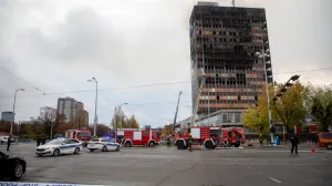 Zagreb, Hrvatska - 18. studenoga 2025:Vatrogasci završavaju gašenje požara na zgradi Vjesnika u Zagrebu, glavnom gradu Hrvatske, koja je cijelu noć gorjela (Stipe Majic - Anadolu Agency)/