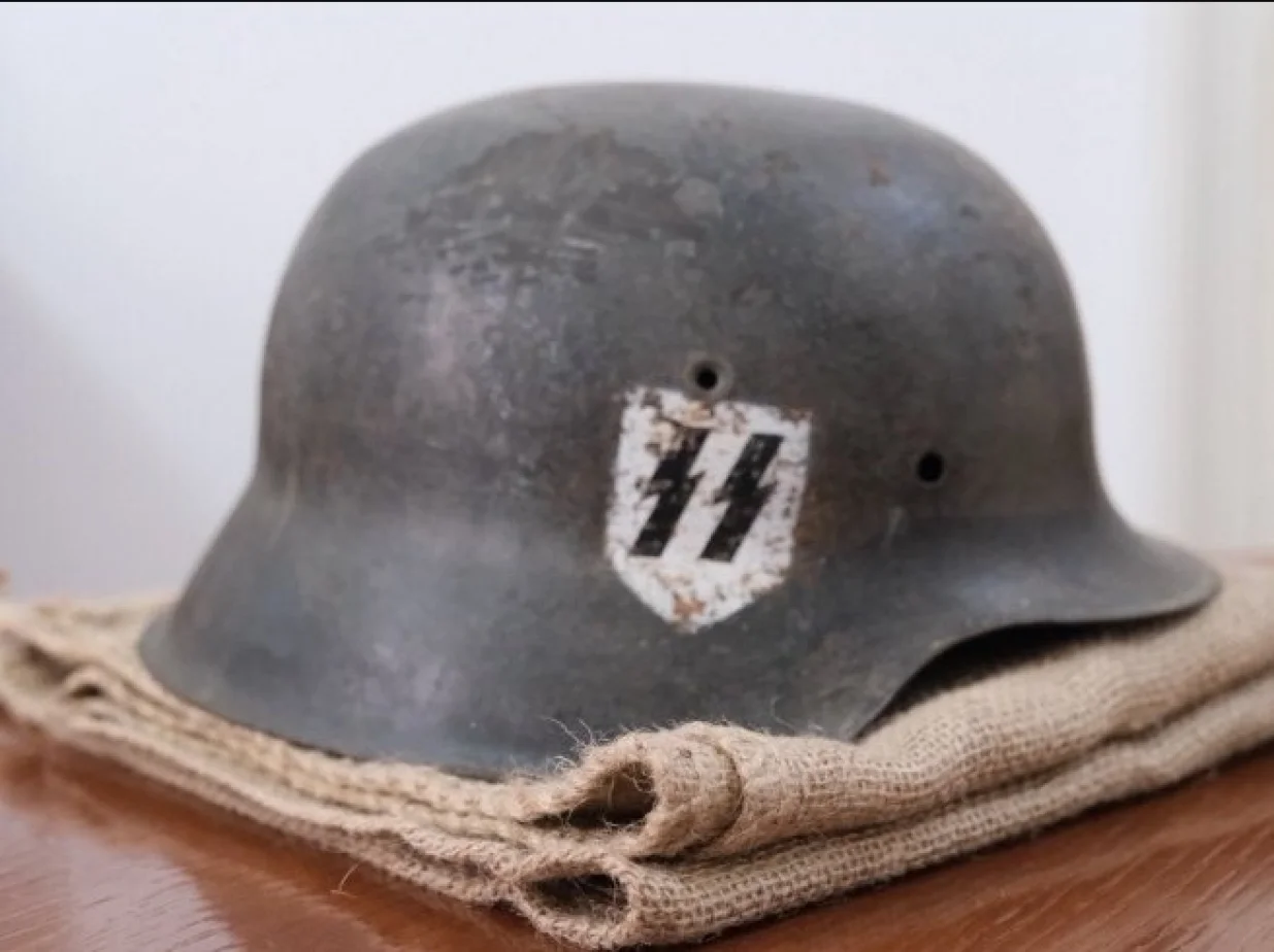 Nacistički šljem, Košarac pošao Schmidtu, skandalozan potez/Srna