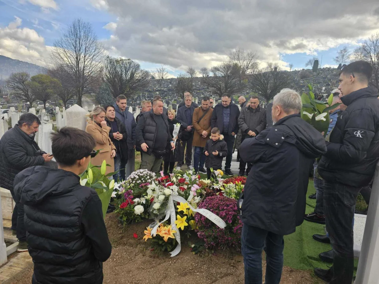 Okupljanej na mezaru Halida Bešlića/Čitatelj/