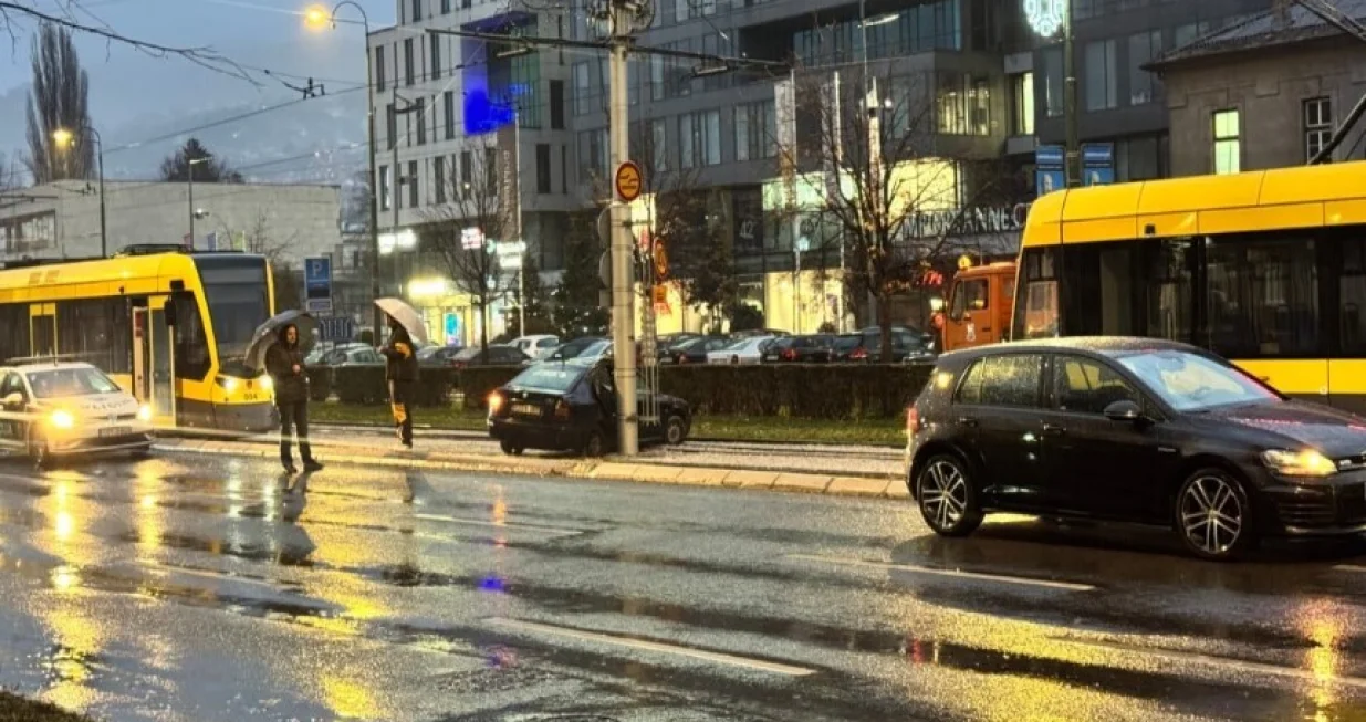 Saobraćajna nesreća, Sarajevo, Importanne centar, prekid tramvajskog saobraćaja/Klix.ba