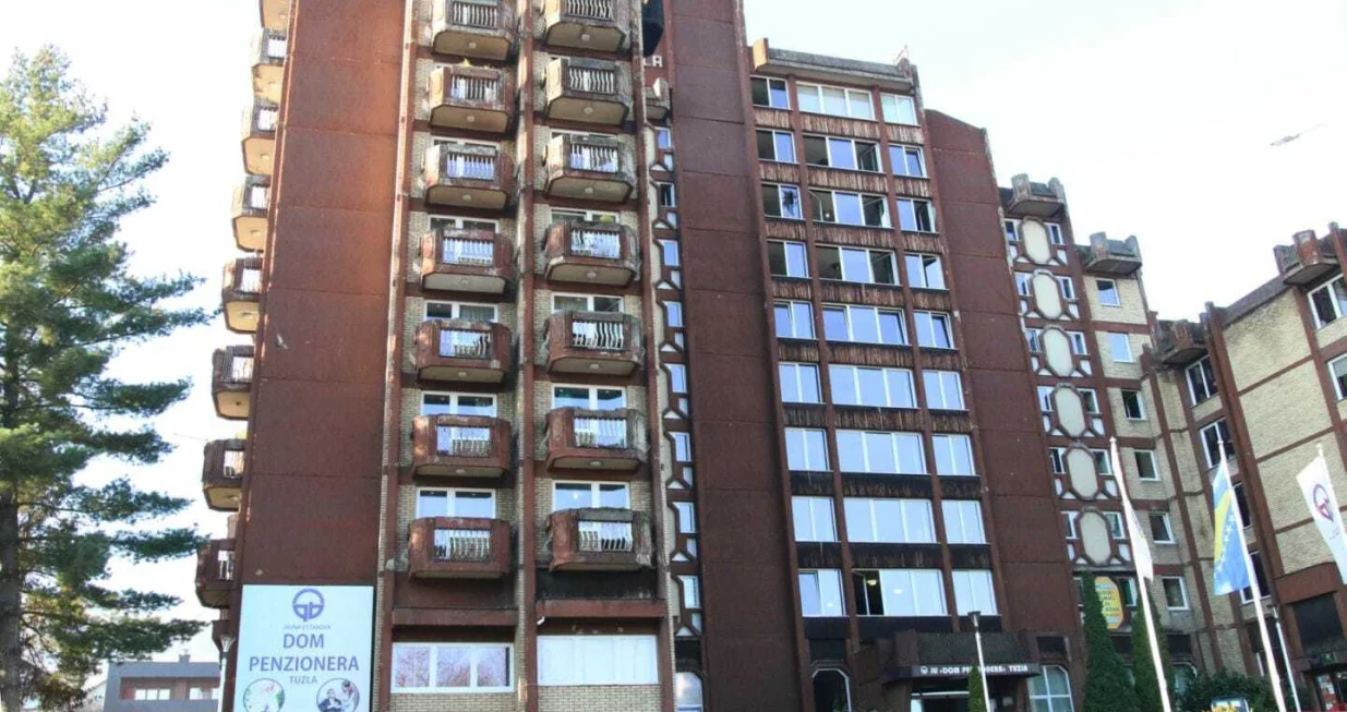 Tuzla, BiH, 5. novembar 2025: Najmanje 11 osoba je poginulo, a viЕЎe od 20 povrijeД'eno u velikom poЕѕaru koji je sinoД‡ oko 20.45 sati izbio na sedmom spratu Doma penzionera u Tuzli (Ahmet Besic - Anadolu Agency)/