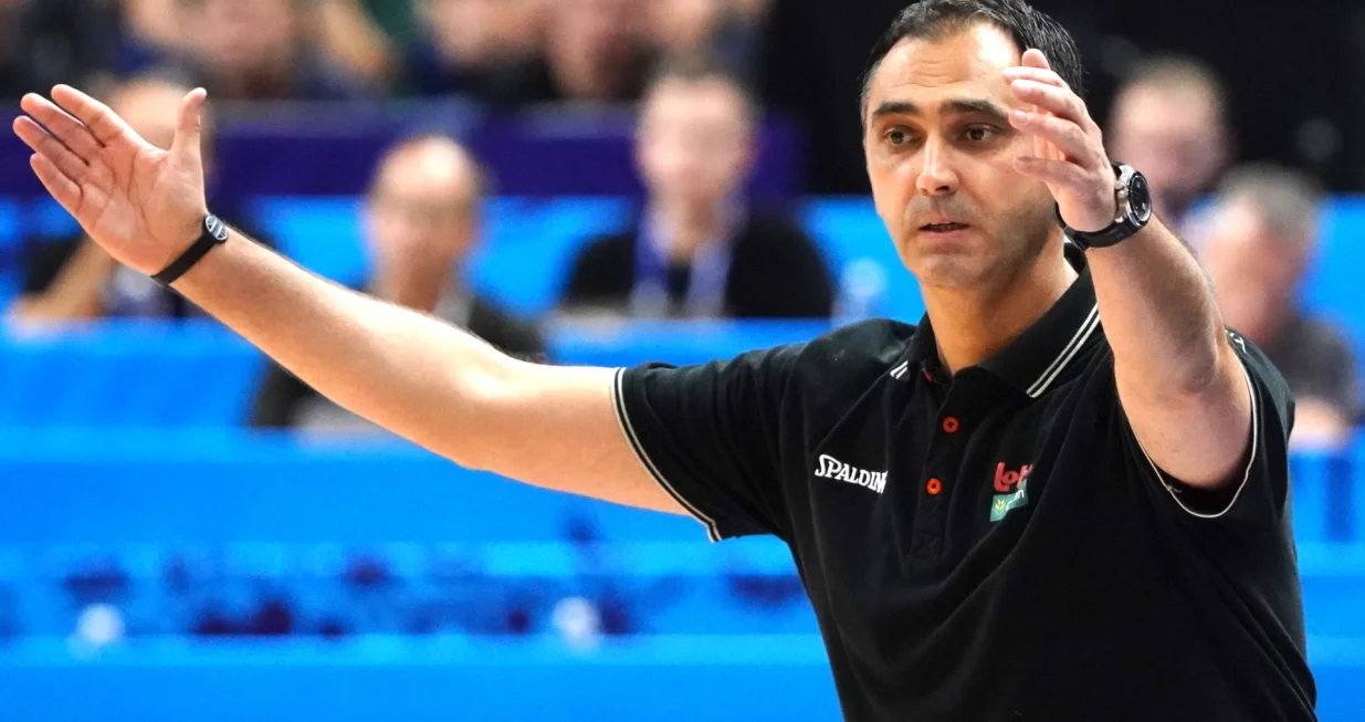 epa10175505 Belgium's coach Dario Gjergja gestures during the FIBA EuroBasket 2022 Round of 16 match between Slovenia and Belgium at EuroBasket Arena Berlin, in Berlin, Germany, 10 September 2022. EPA/CLEMENS BILAN/Foto: Clemens Bilan