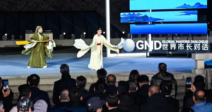 Međunarodni gradonačelnici razgovaraju o urbanoj upravi u historijskom kineskom priobalnom gradu Nanjingu/