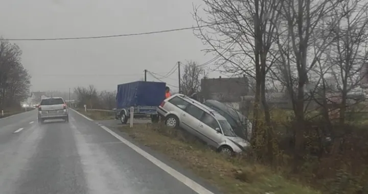 Dva vozila zavr&scaron;ila u kanalu/Viber/Dru&scaron;tvene mreže//