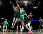 Nov 18, 2025; Brooklyn, New York, USA; Boston Celtics center Luka Garza (52) fights for a rebound against Brooklyn Nets forward Michael Porter Jr. (17) and guard Terance Mann (14) and center Nic Claxton (33) during the first quarter at Barclays Center. Mandatory Credit: Brad Penner-Imagn Images/Foto: Brad Penner
